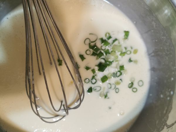 中筋麵粉、蕃薯粉、水、蛋、鹽巴、蔥花混在一起打均勻
這份量為兩個餅皮