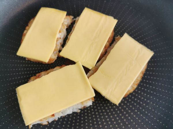 薯餅切半放上起司片（切半）
煎至薯餅稍微軟