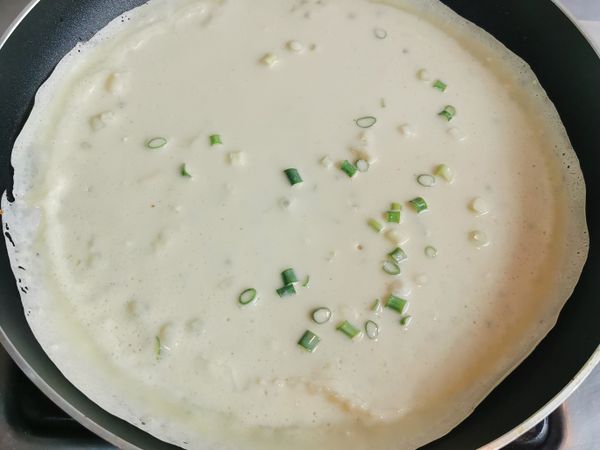 熱油鍋 中小火下調好的蛋餅糊
晃動平底鍋讓麵糊平鋪均勻