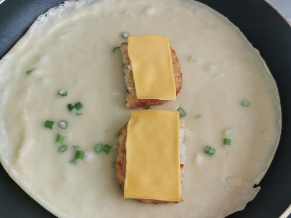 煎至出現裙邊
整片皆能移動時放下剛煎熱的薯餅起司