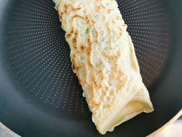 捲起餅皮
即可加沾醬上桌👍👍👍
方便又好吃