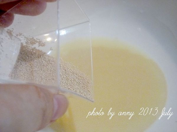 將酵母粉倒入豆漿中混合拌勻，放置3分鐘~