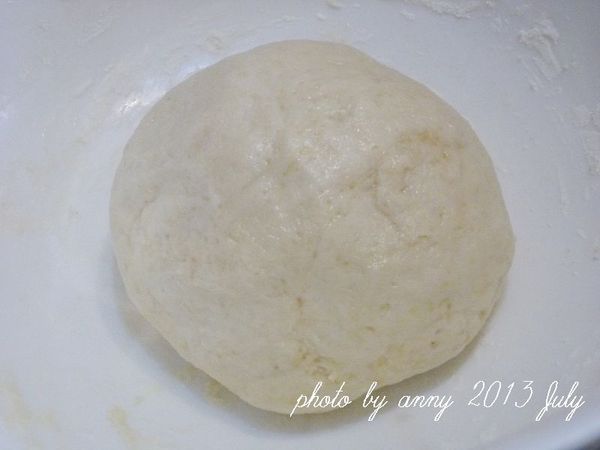 將麵粉過篩後，加入豆渣、糖、奶油與3步驟，一起揉搓成麵糰，蓋上保鮮膜放置30分鐘發酵~