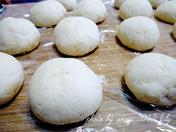 再取出麵糰，分成適當大小的球狀，放置10分鐘發酵~