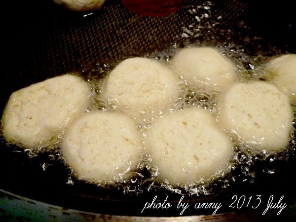 起油鍋，用中小火將麵糰炸至金黃~