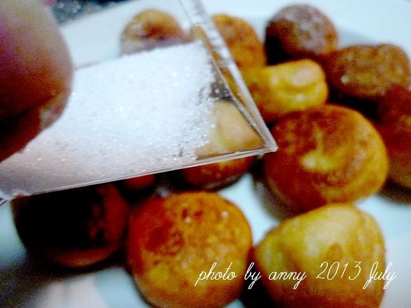 起鍋，用廚房紙巾吸乾多餘的油脂，趁熱灑上糖粉~