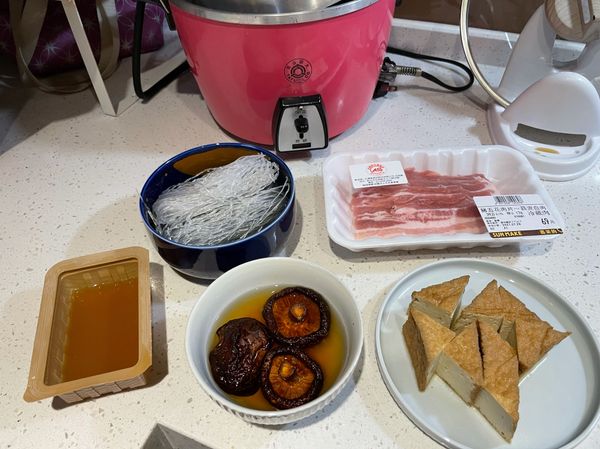 將乾香菇泡熱水、冬粉泡水泡軟、油豆腐半盒一分為四（鹽滷油豆腐的汁可以留著）