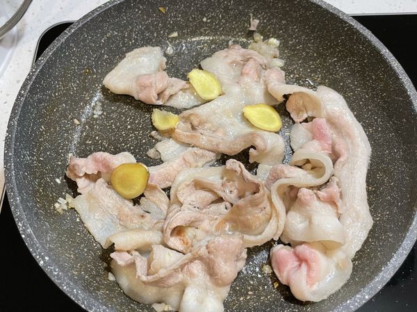 將豬五花下去拌炒，之後用豬五花的油將薑片炒香