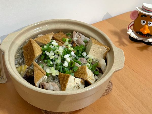 呈盤進砂鍋裡（或大碗裡面也可以），撒上一點蔥花及香油就完成啦