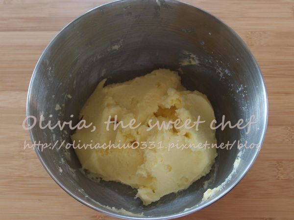 奶油和砂糖用電動攪拌器打至蓬鬆。