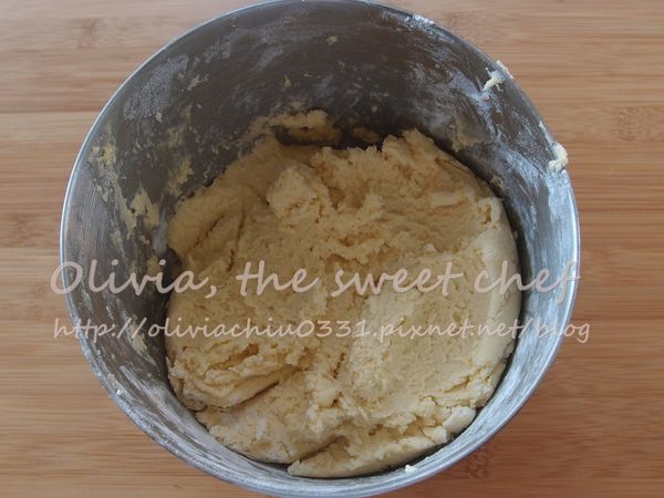 加入蛋黃拌勻，分次加入過篩的麵粉拌勻。