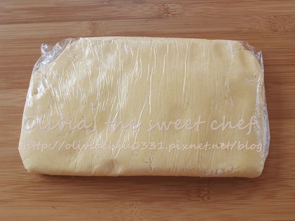 用保鮮膜包成圓餅狀，放在冰箱冷藏30分鐘。