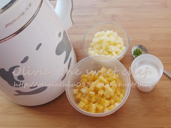 等待的同時，把[果醬]所有食材放到九陽豆漿機中，選擇果醬製程，再用平底鍋收汁到濃稠。