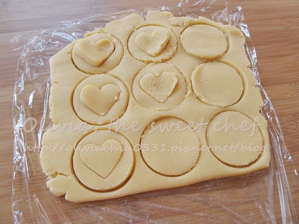 餅乾麵糰從冰箱取出，隔著保鮮膜桿成4mm厚度。
用模具壓出形狀，如果不好操作，再放回冰箱使其凝固。
也可以直接切成正方形，比較簡單~