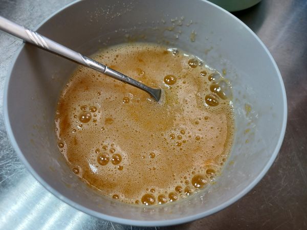 （A）雞蛋，砂糖，香草精混合拌勻