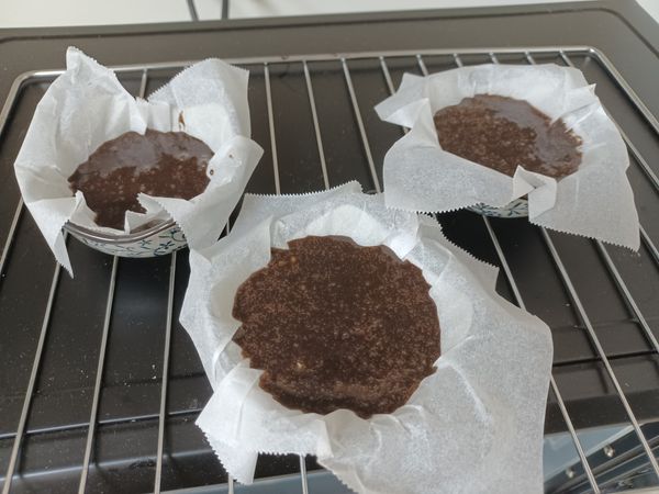 倒入容器中
（為了方便脫模，我鋪了烘焙紙，也可以在容器上刷油直接倒入）
用180度烤十分鐘
（中間會流心）
如果覺得沒熟可以再烤久一點，但流心會減少
