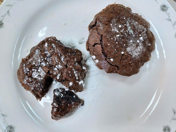 烤完灑上糖粉就可享用
（另一個是熔融狀態，但是不好脫模就直接吃了）