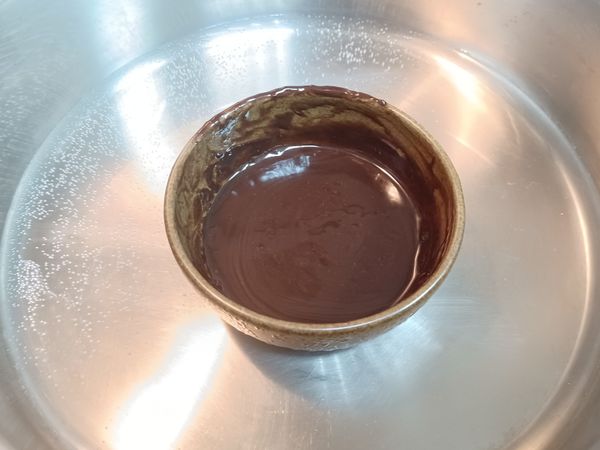 （B）巧克力豆，奶油隔水加熱至融化