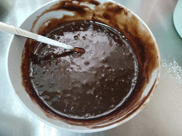 AB混合，再加入過篩麵粉拌勻