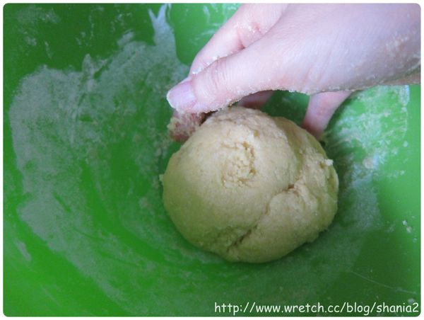 把蛋打散 加入鮮奶拌勻, 加入粉類慢慢的攪拌均勻, 鬆餅粉要過篩比較不會結塊, 接下來就用手把他揉成團