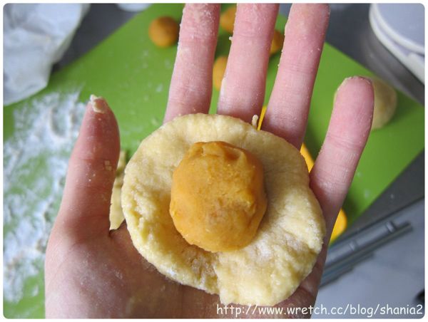 將麵團分為8等份, 如果麵團很濕黏, 可以雙手沾多點麵粉 以便整形, 8等份滾成圓形, 壓扁