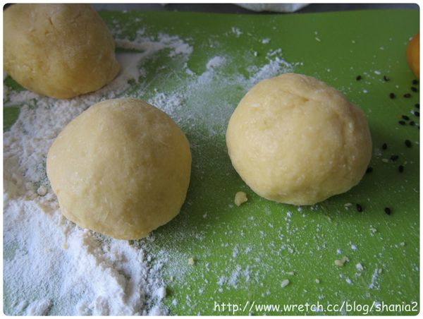 另外也將地瓜餡 分成8等份, 每個約15g. 滾圓. 將地瓜餡放在麵團上, 包起來, 再度滾成圓形,