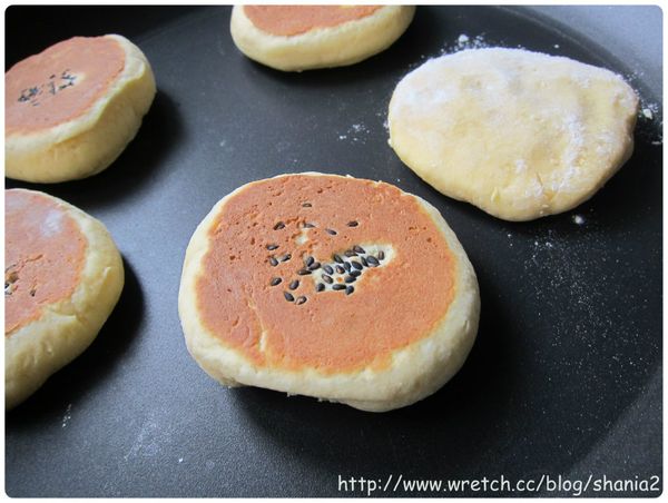 平底鍋加熱, 用中小火煎, 記得要翻面, 總共約6-8分鐘左右 就完成囉！