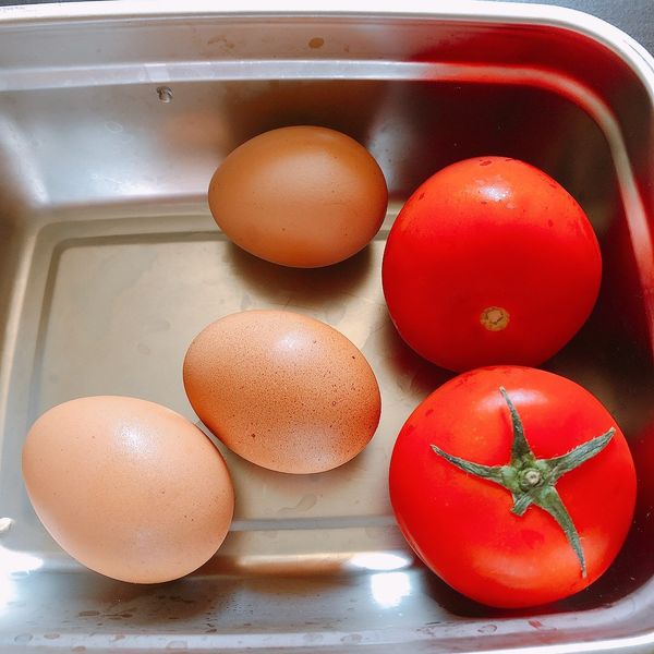 先將番茄切至好入口size;
將三顆蛋整顆都打至碗內備用

食材中的牛番茄可以小番茄取代，切碎小好入口的size即可; 紅殼蛋也可以自己喜歡的雞蛋取代。