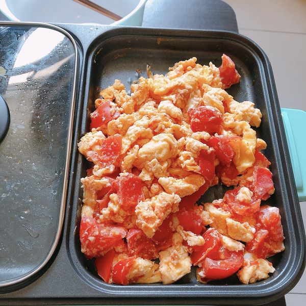 先將橄欖油適量噴灑至烤盤;
再將切好的番茄先翻炒過;
將打好的蛋液倒入烤盤中再次翻炒