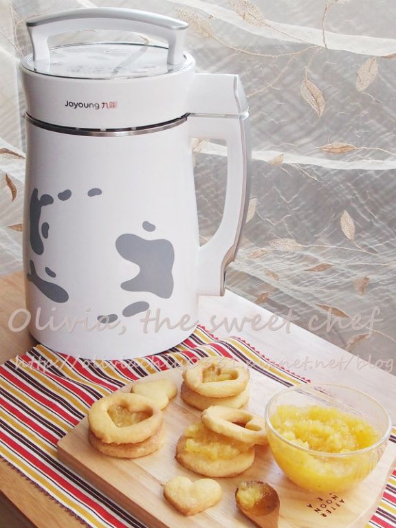 烤盤上舖烘焙紙，餅乾麵糰間隔一指寬的平均擺放，以180度烤10分鐘。烤好後要等待冷卻再拿取，才不會碎掉~