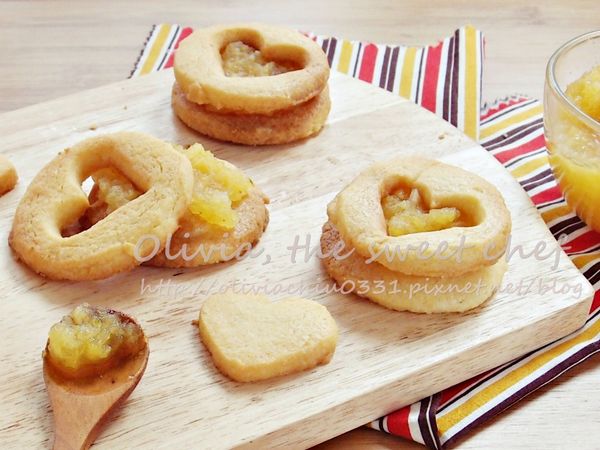 要吃之前，把果醬抹在餅乾間。