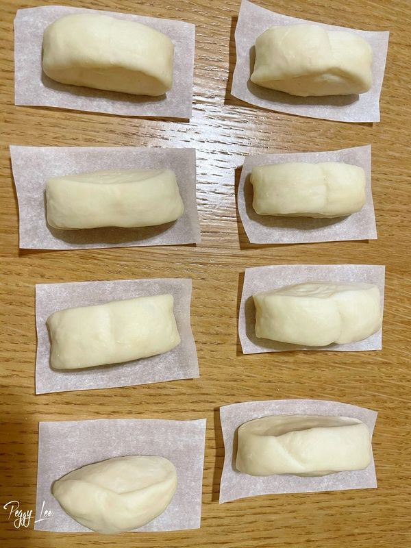 3. 麵糰切成所需大小整型後擺置裁切好的烘培紙上方（避免沾黏）