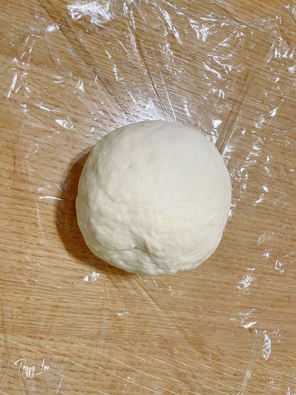 2. 麵糰移至乾淨檯面上繼續重複揉壓後先找工具桿平後捲成長條狀。