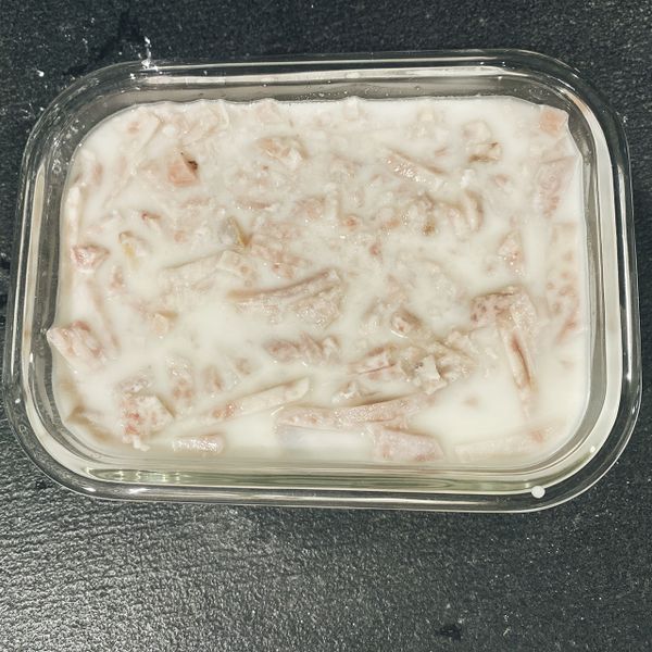 將木薯粉、二砂、水放入容器中攪拌拌勻，將蒸好的芋頭絲放入粉漿。