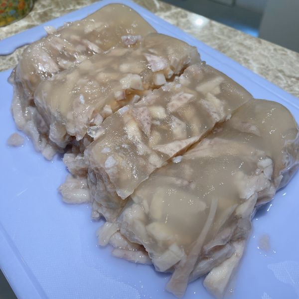 待放涼切條狀，可沾水切比較不會沾黏，放入冰箱冷藏冰冰涼涼很好吃喔！