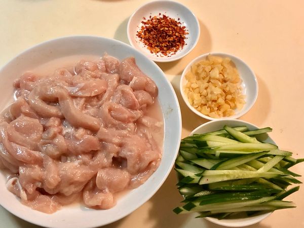 ✅雞胸低溫解凍洗過順紋切長條用醃料醃15分鐘
✅小黃瓜洗淨切絲
✅蒜切碎