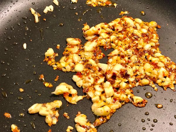 ✅這道菜香氣重點步驟
煎蛋鍋子放蒜末跟乾辣椒小火炒香