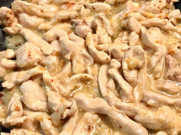 ✅倒進醃過的雞柳條均勻鋪平加點熱水蓋鍋悶煎
(蓋鍋助熟節能廚房也不會髒)