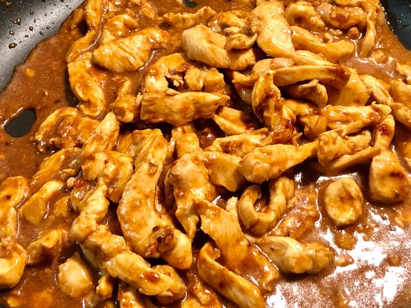 ✅約2分鐘開蓋拌炒一下,加醬爆關鍵材料(甜麵醬)拌炒均勻
完美搞定