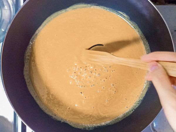 將煉乳以小火攪拌煮至周圍起泡即可離火