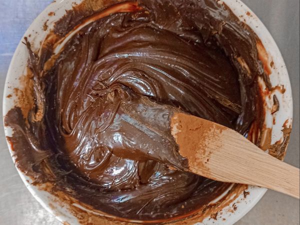 離火後將可可粉分3~4次攪拌至均勻