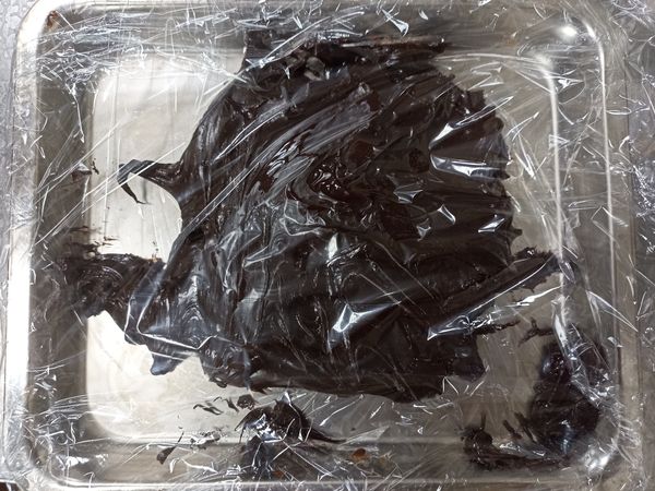 倒入盤子中（可鋪上烘焙紙/保鮮膜），放入冰箱冷藏2小時