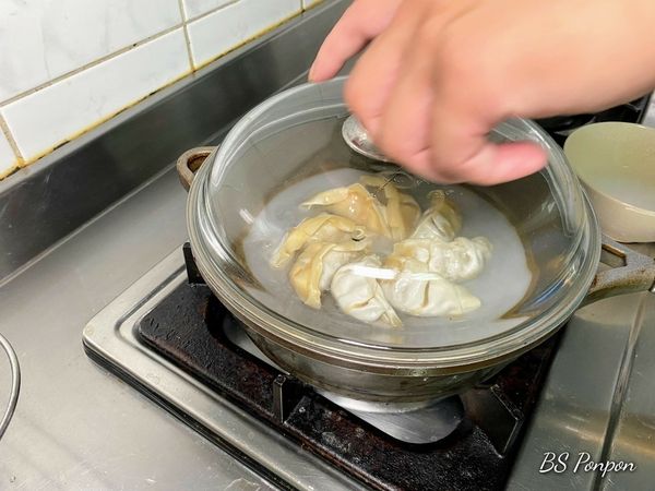 太白粉水：加入一匙太白粉與適量清水，混合攪拌即可

將太白粉水低入平底鍋中，大約淹過1/3水餃的量，轉至中小火後蓋上鍋蓋，等候約8~10分鐘或著看到太白粉水呈現稠狀冒泡即可開蓋