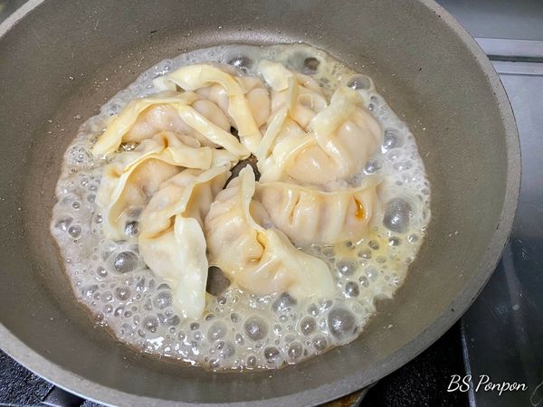 稠狀冒泡就像下圖的狀態，此時開蓋並將火量轉中