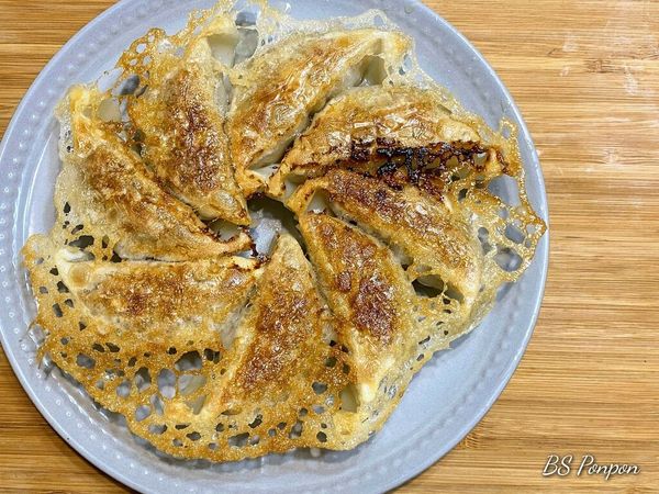 最後擠上醬料(油膏)點綴即可享用