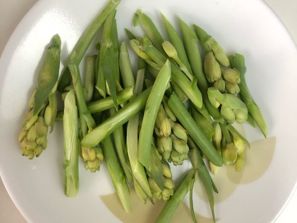 晚香玉筍切段 記得要把下面硬梗的部分刨掉喔！