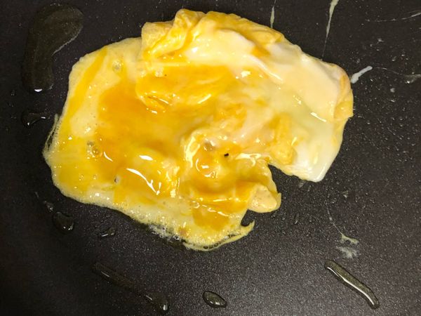 蛋炒到半熟