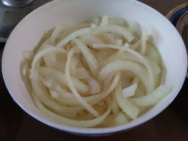 洋蔥絲泡冷水一會，瀝乾，加2茶匙烏醋，拌勻靜置10分讓洋蔥絲軟化