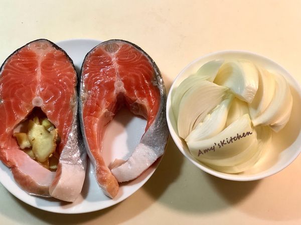 ✅洋蔥洗淨切掉兩端剝膜順紋切長條
(沒有綠色蔬菜,洋蔥有多擺半顆當蔬菜)
✅鮭魚煮前一天放冷藏低溫解凍,取出洗過備用
✅薑切片