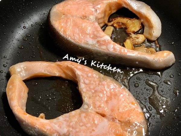 ✅用煎蛋鍋子先放薑片再放魚後蓋鍋煎
(今天要醬燒所以魚不用抹鹽才不會太鹹)
(煎魚建議要蓋鍋助熟廚房也不會髒)